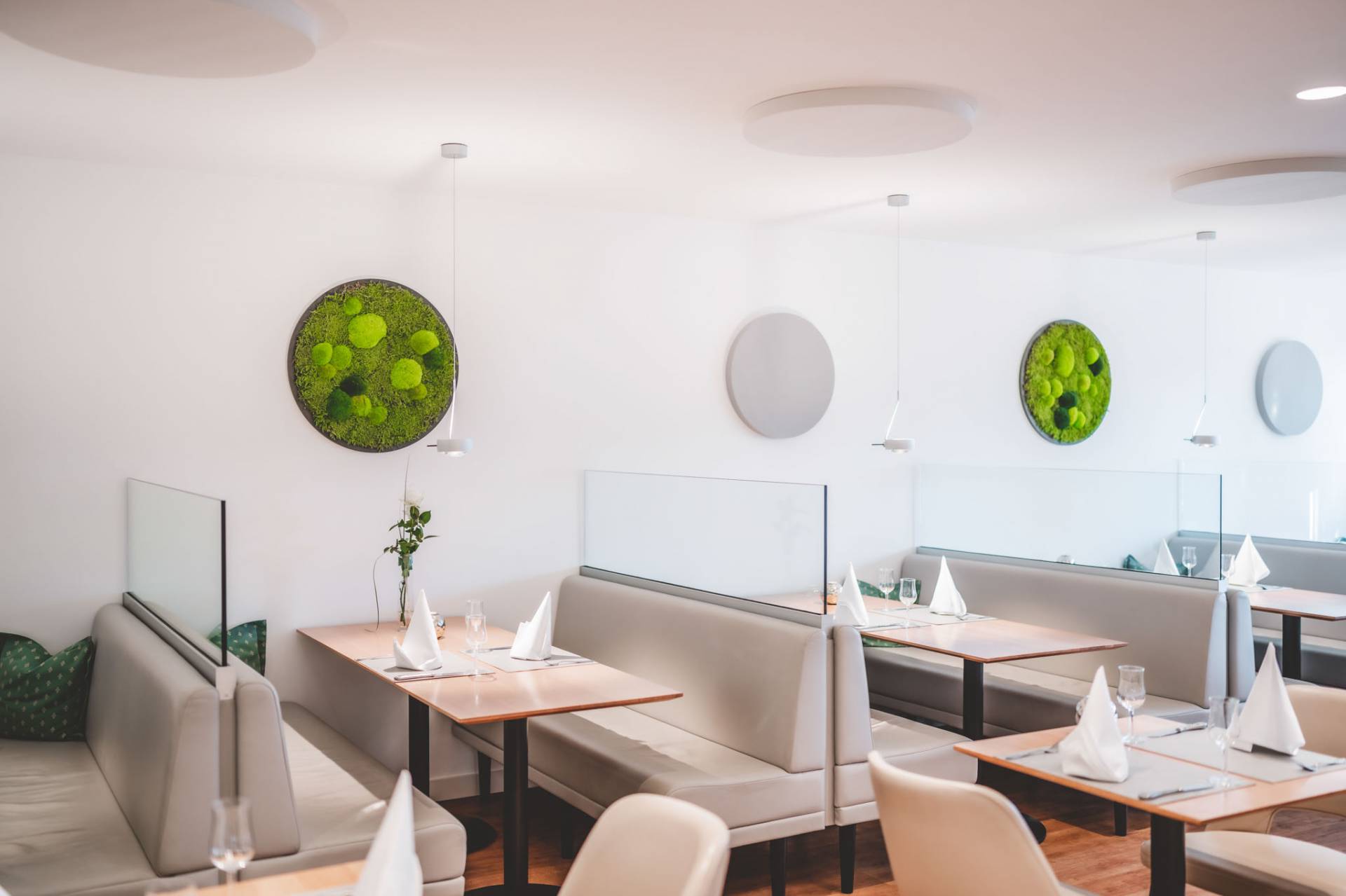 Modern eingerichtetes Restaurant Elis Deli im Swisttal