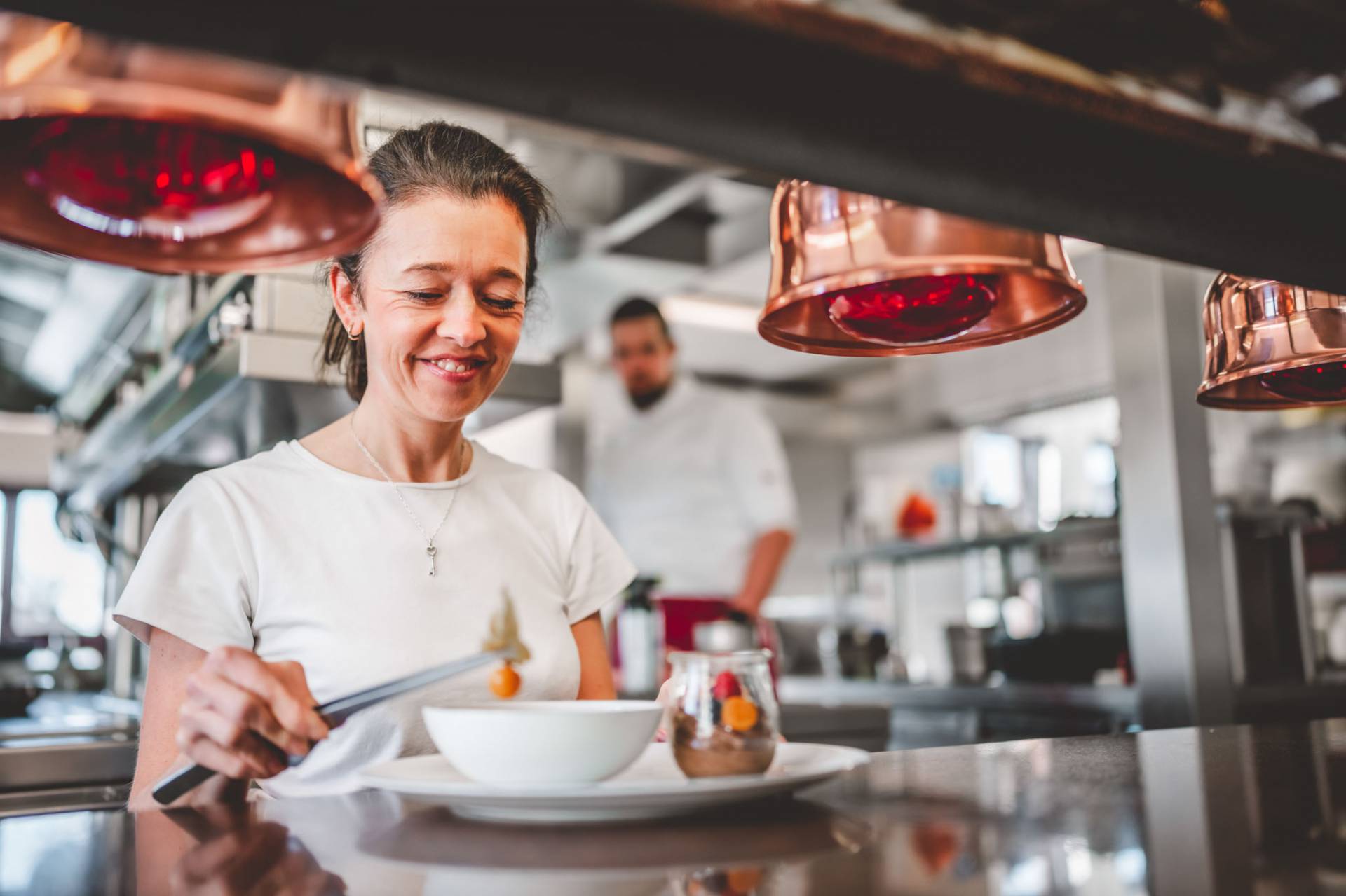 Hotelpersonal dekoriert Dessertteller in der Hotelküche