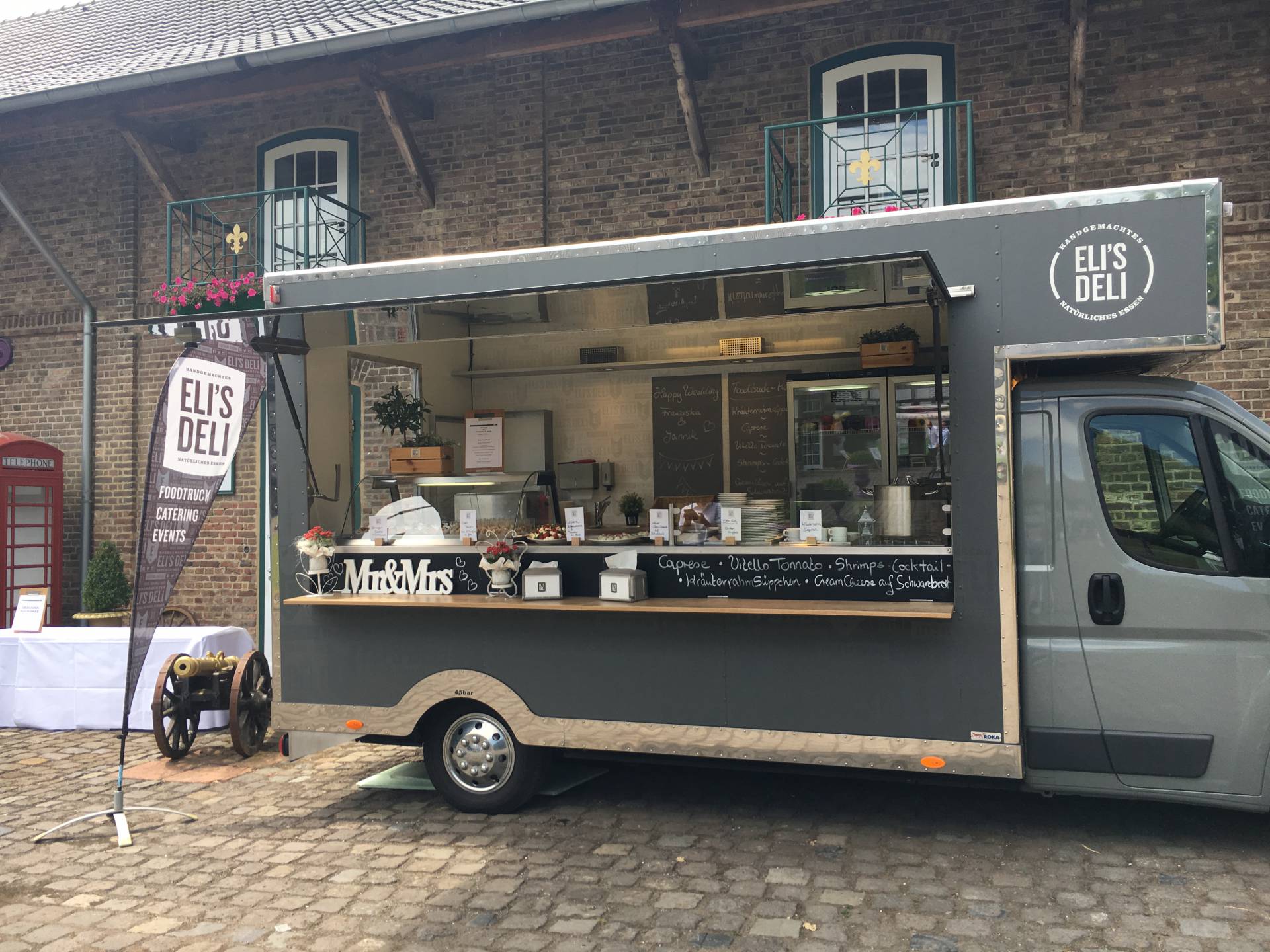 Foodtruck & Catering im Swisttal - Foodtruck steht auf einem Hof