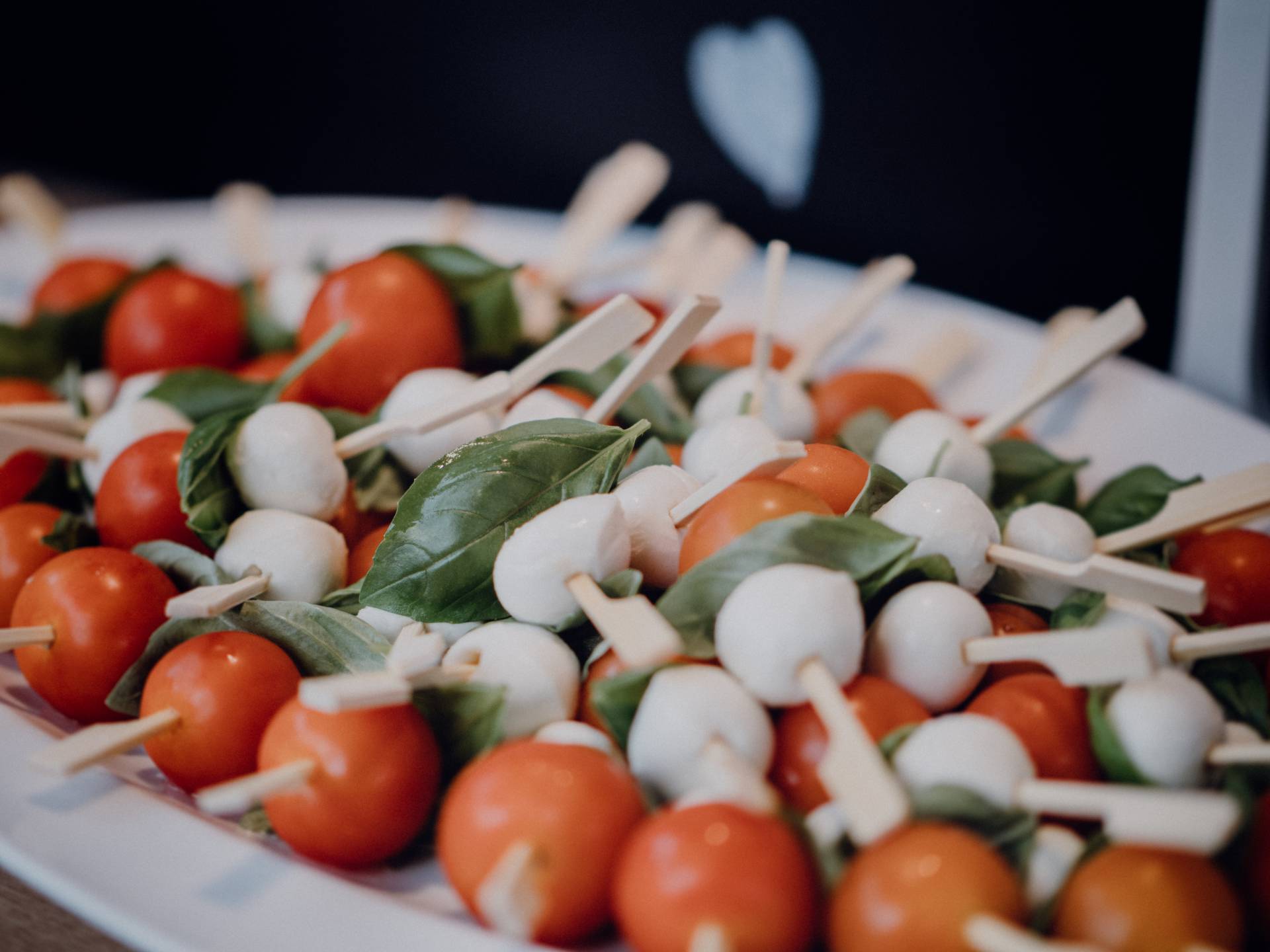 Tomaten-Mozzarella Sticks auf einem Teller angerichtet