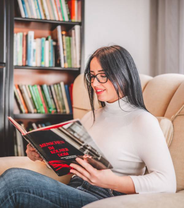 Zu Ruhe kommen - Frau ließt Magazin im Hotelsessel des Hotels Weidenbrück