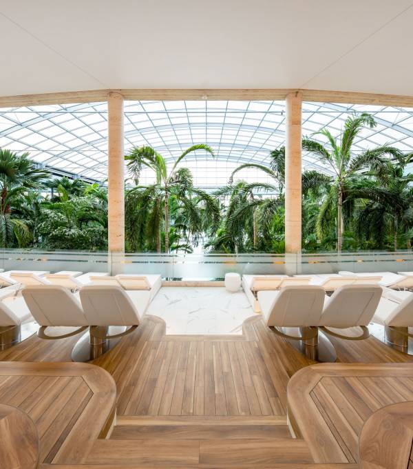 Ruheliegen in der Therme Euskirchen mit Blick auf Palmen