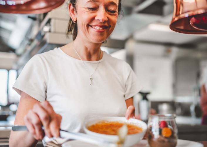 Freundliches Servicepersonal richtet Dessert in der Hotelküche an