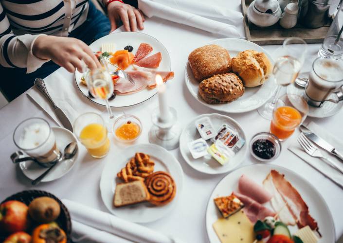 Start the day strengthened with our delicious breakfast: Regional. Quality. Multifaceted. - Landidyll Hotel Weidenbrück