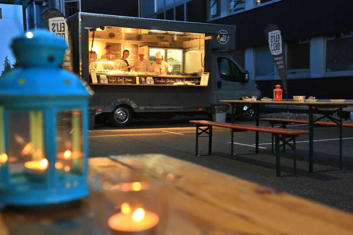 Foodtruck vom Restaurant Elis Deli im Swisttal im Abend-Ambiente 