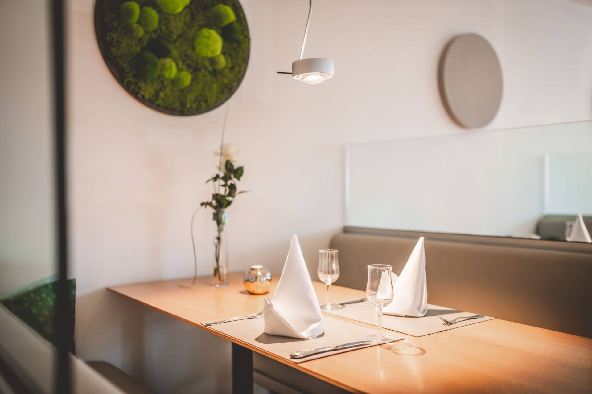 Gedeckter Tisch im Restaurant Elis Deli bei Euskirchen