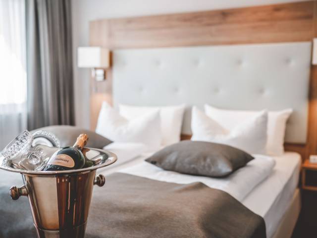 Luxusunterkunft im Swisttal - Mit Champanger im Hotelzimmer entspannen