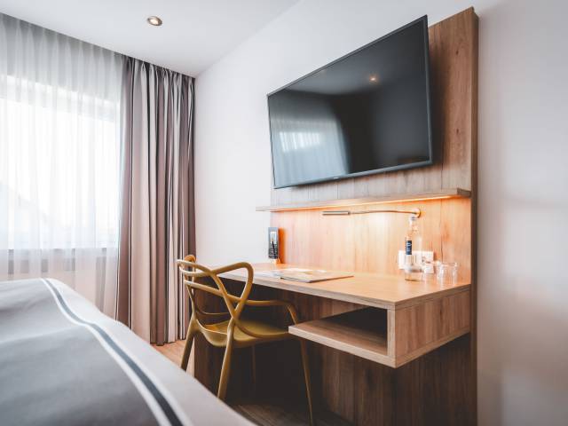 Fernseher in modernen Hotelzimmer des Hotels Weidenbrück bei Euskirchen