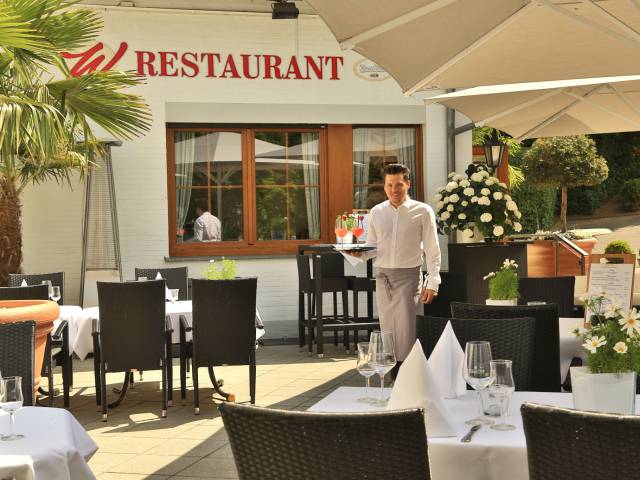 Kulinarik genießen im Swisttal - Outdoor Terrasse im Hotel Weidenbrück