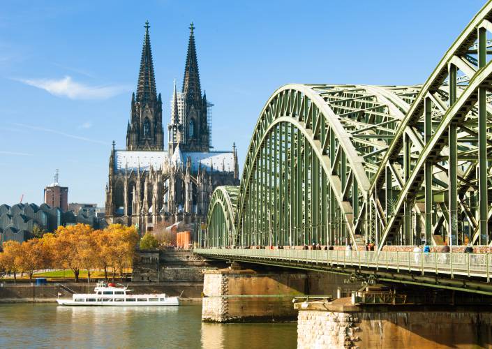 Kölner Dom und Rheinbrücke im Rheinland