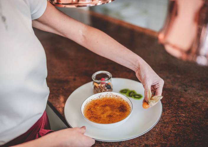 Crème brûlée im Hotelrestaurant Weidenbrück