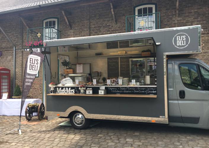 Foodtruck & Catering im Swisstal - Foodtruck steht auf einem Hof