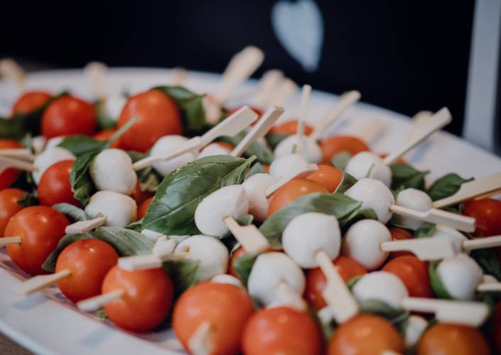 Tomaten-Mozzarella Sticks auf einem Teller angerichtet