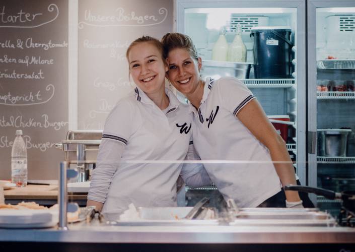 Freundliches Catering Personal vom Foodtruck Elis Deli bei Euskirchen