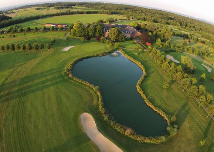 Golfclub Römerhof: Golfplatz in der Eifel mit Gutshof-Flair - Landidyll Hotel Weidenbrück